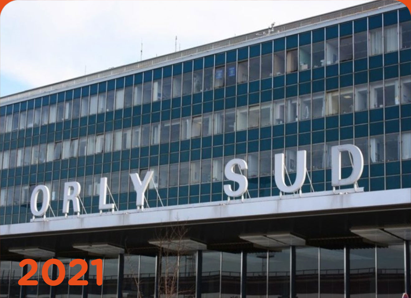 Vue de la façade et lettres aéroport d'Orly