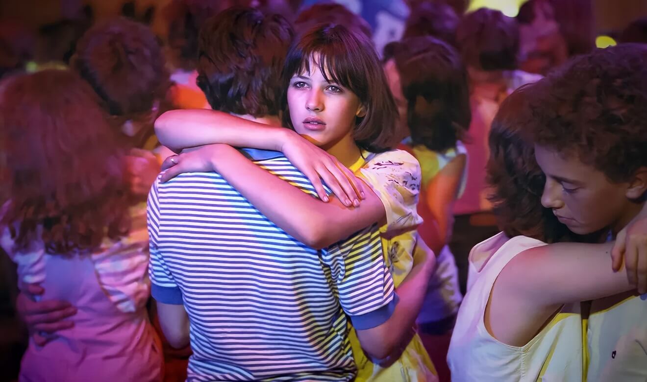 Sophie Marceau danse le slow dans le film La Boum